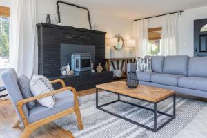 New-private waterfront house on discovery bay