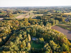 Agroturystyka Siedlisko Wydry - dom w środku lasu