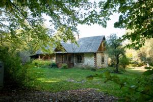 Agroturystyka Siedlisko Wydry - dom w środku lasu