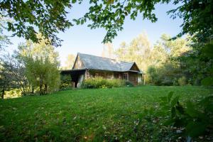 Agroturystyka Siedlisko Wydry - dom w środku lasu