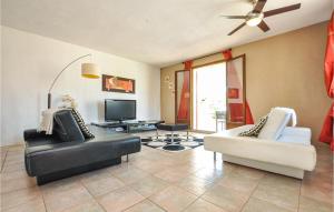 Maisons de vacances 4 Bedroom Awesome Home In Le Muy : photos des chambres