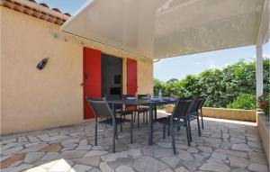 Maisons de vacances Nice home in Le Muy with Outdoor swimming pool, WiFi and 4 Bedrooms : photos des chambres
