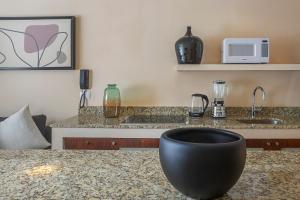 Modern Studio Pool Access Near Downtown A105