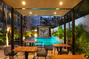 Modern Studio Pool Access Near Downtown A105