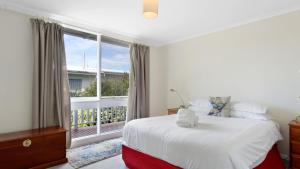 Metung Lake House - Panoramic Lake Views