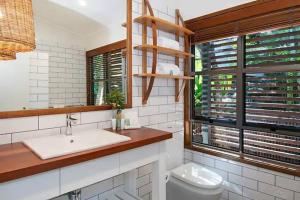 Fuller Holidays - Tuckeroo Beach House, Beachfront Suffolk Park