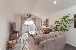 Modern Decor & Style KING bed Wifi with Garage