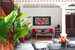 Villa Tahi - Stylish luxury, tranquil location, walk to beach