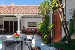 Villa Tahi - Stylish luxury, tranquil location, walk to beach