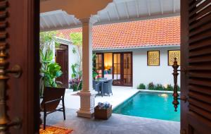 Villa Tahi - Stylish luxury, tranquil location, walk to beach