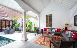 Villa Tahi - Stylish luxury, tranquil location, walk to beach