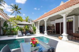 Villa Tahi - Stylish luxury, tranquil location, walk to beach