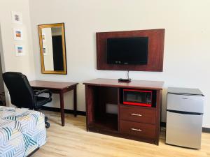 King Room with Roll-in Shower - Mobility Access/Non-Smoking room in City Center Inn