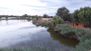 Rybník Biel- Bélyi Horgásztó Drevené chaty - Faházak