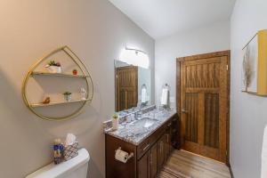 Gorgeous Triplex Unit With Spectacular Lake Views!