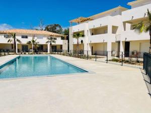 Appartements BRAVONE - Piscine en residence- pieds dans l'eau- clim-wifi : Appartement 3 Chambres