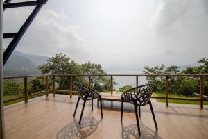 SaffronStays Solasta - 2BR luxury villa with black marble infinity pool, lotus pond & dam views in Mulshi