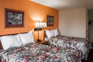 Double Room with Two Double Beds - Smoking room in Rodeway Inn Jackson