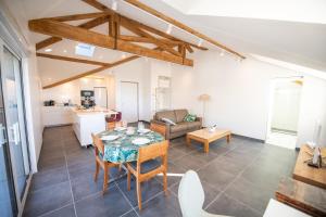 Appartements KASA DREAM - Vue sur les monts, Wifi haut debit, sol rafraichissant ! : photos des chambres