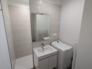 Appartements Les Tennis - Superbe appartement avec parking : photos des chambres