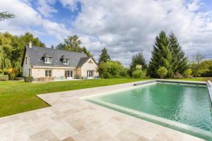 Maisons de vacances La Cavaliere - 6 Chambres Piscine - St Etienne-La-Thillaye : photos des chambres