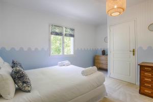 Maisons de vacances La Cavaliere - 6 Chambres Piscine - St Etienne-La-Thillaye : photos des chambres