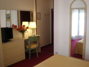 Double or Twin Room with Lateral Sea View room in Hotel Majestic