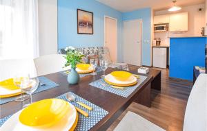 Appartements Nice Apartment In Equemauville With Wifi, Heated Swimming Pool And 1 Bedrooms : photos des chambres