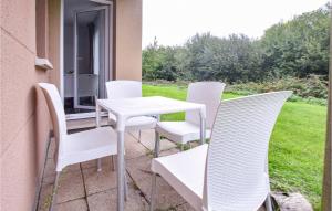 Appartements Nice Apartment In Equemauville With Wifi, Heated Swimming Pool And 1 Bedrooms : photos des chambres