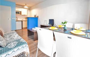 Appartements Nice Apartment In Equemauville With Wifi, Heated Swimming Pool And 1 Bedrooms : photos des chambres