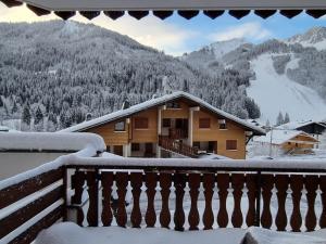 Moderne appartement avec grande terrasse exposée sud, parking, TV et internet - 4 personnes - FR-1-198-222