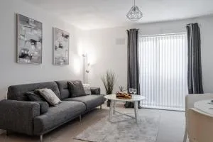 Lovely Modern 2 Bed City Centre Apartment with FREE parking - Double or Twin Beds Available - Fallings Park