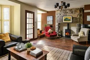 Finest Retreats - Awelon - Large Cottage to sleep 10 with Hot Tub - Tremadoc