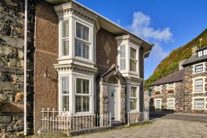 Finest Retreats - Awelon - Large Cottage to sleep 10 with Hot Tub