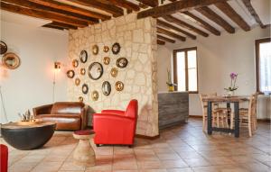 Maisons de vacances Awesome home in Saulchery with Outdoor swimming pool, 5 Bedrooms and WiFi : photos des chambres