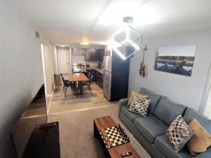 Relaxing Cottage by the Lake and Parking - West Bloomfield