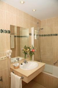 One-Bedroom Apartment with Side Sea View room in Aparthotel Puerto Azul