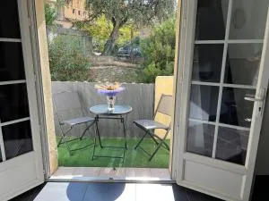 L'appart Isa&Marc T2 avec rez-de-jardin (bus aéroport) tout équipé pour 4 personnes; - Collobrières