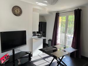 Lappart Isa&Marc T2 avec rez-de-jardin (bus aéroport) tout équipé pour 4 personnes;