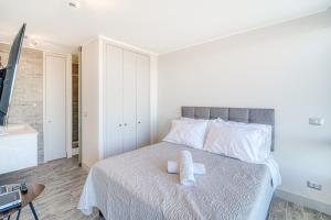 Coast Tower 1BR WBalcony & View.