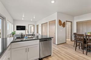 Very New 2 Bed 2 Bath Near DT and Perry District