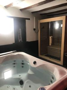 Casa Wellness Floreffe jacuzzi