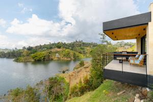 Espectacular Villa al frente de la represa de Guatapé con jacuzzi y BBQ