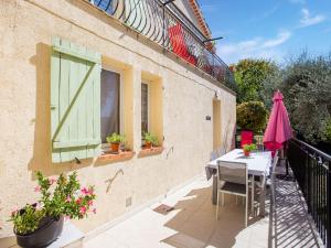 Maisons de vacances Snug Holiday Home with Terrace Garden Garden Furniture : photos des chambres