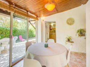 Maisons de vacances Pretty Holiday Home in Berre les Alpes with Garden : photos des chambres