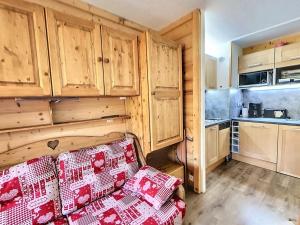 Studio chaleureux, skis aux pieds, balcon vue pistes - FR-1-267-241