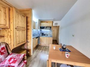 Studio chaleureux, skis aux pieds, balcon vue pistes - FR-1-267-241