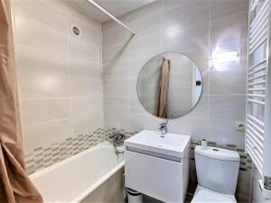 Studio chaleureux, skis aux pieds, balcon vue pistes - FR-1-267-241