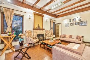 StayVista at Stonehill Manor 3BR with Outdoor Sitting, Bonfire & View at Dharamshala