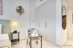 Calm Studio at Carson C DAMAC Hills Dubailand by Deluxe Holiday Homes